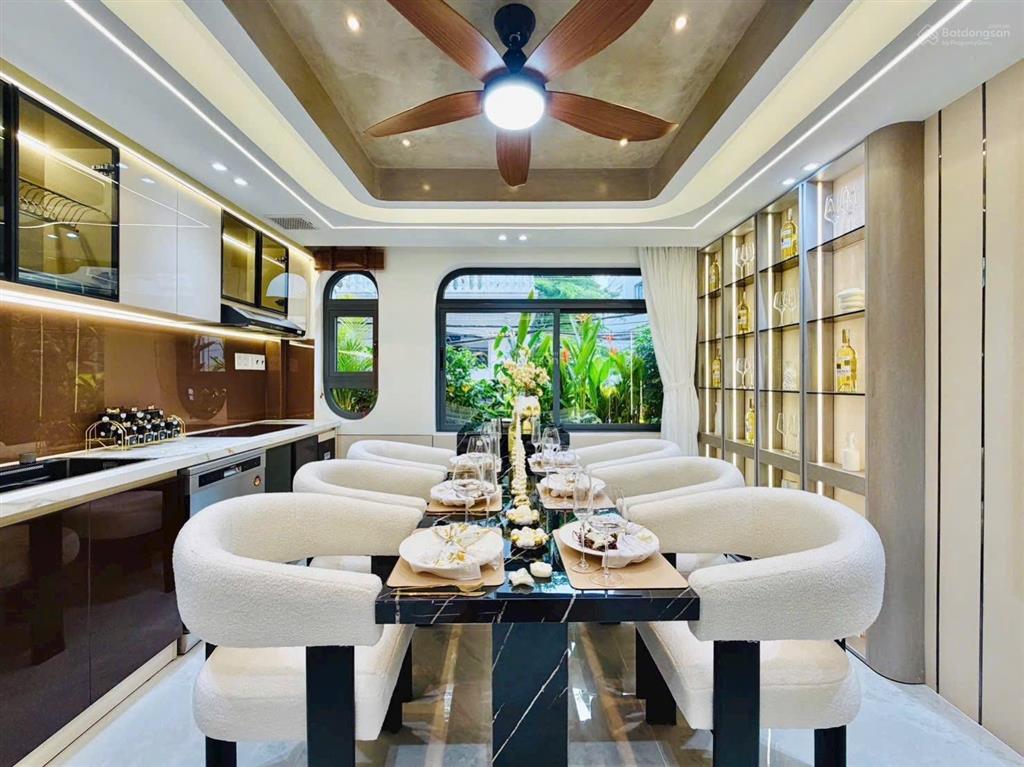 Nhà xây mới 5 tầng khu vip có thang máy gara ô tô 4 phòng ngủ, gần metro số 2 giáp sân bay