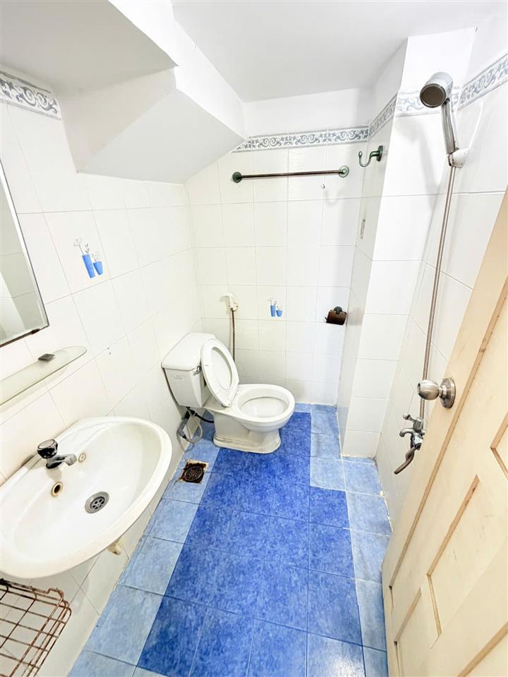 Gấp bán giảm sâu dt 98.6m2 trương công định 3 tầng có sân vườn cách 2 căn ra ô tô