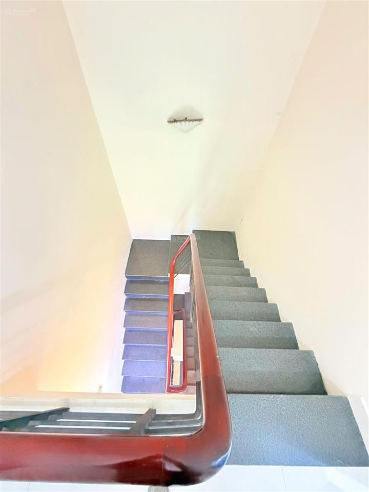 Gấp bán giảm sâu dt 98.6m2 trương công định 3 tầng có sân vườn cách 2 căn ra ô tô