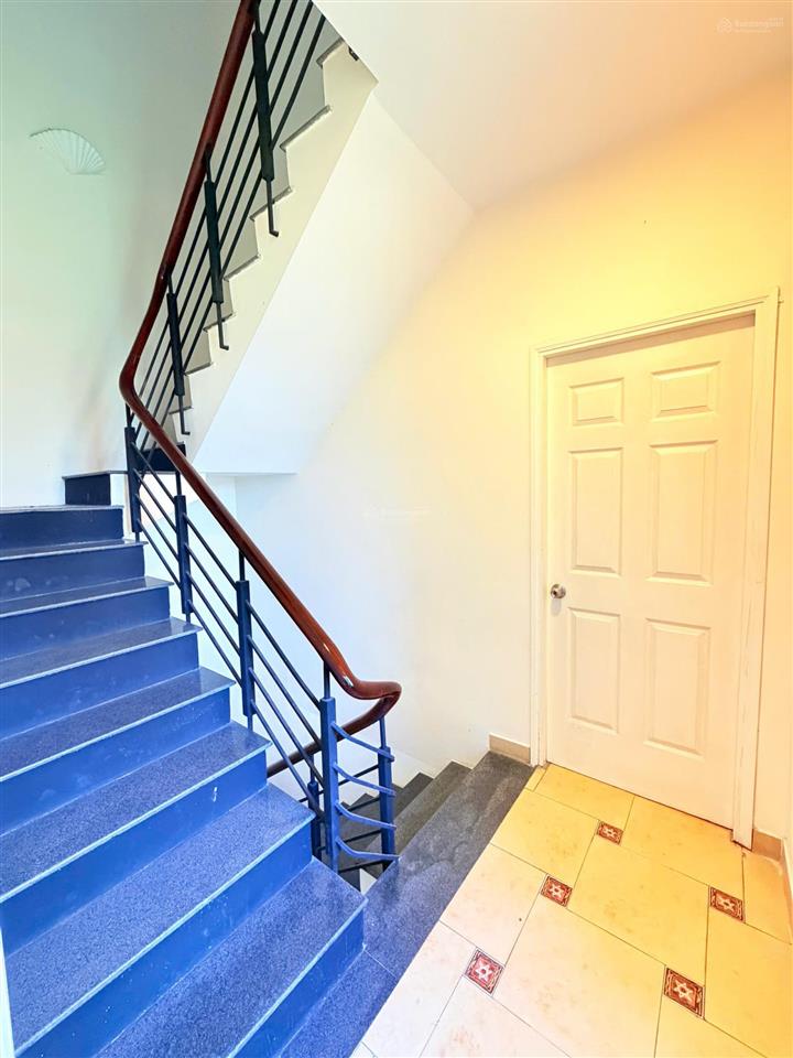 Gấp bán giảm sâu dt 98.6m2 trương công định 3 tầng có sân vườn cách 2 căn ra ô tô