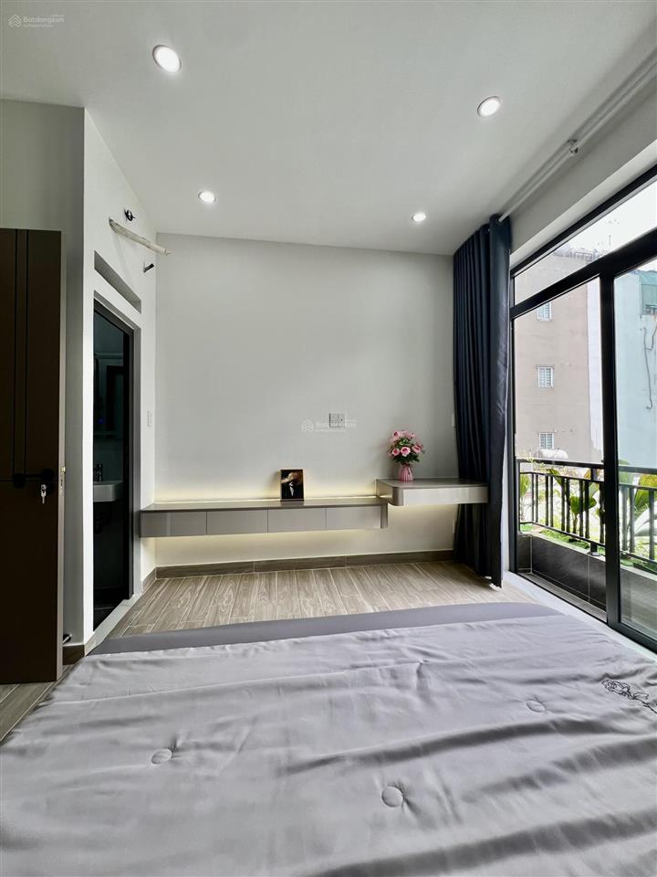 Nhà xây mới 4m x 10m 3 tầng 4 phòng ngủ gần ga t3 tân sơn nhất sát mặt tiền