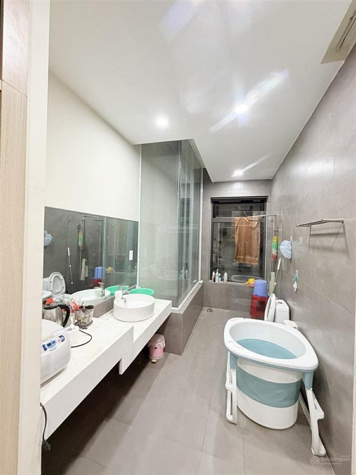 Nhà 6 tầng khu thăng long giáp sân bay ngang hiếm 5.3m có hầm để ô tô dtsd 320m2 sổ sẵn