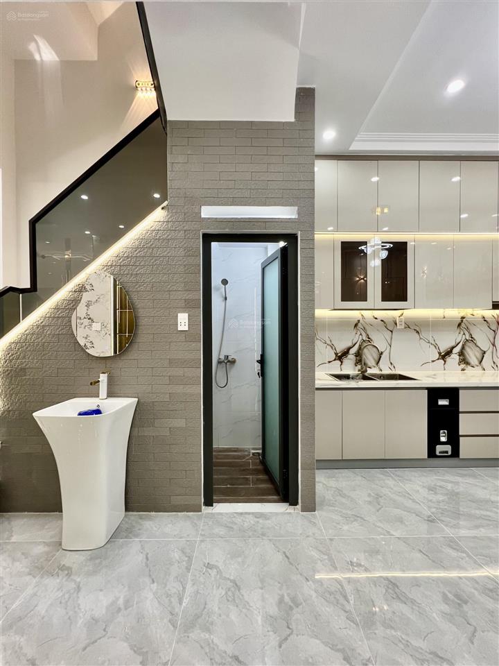 Nhà xây mới 3 tầng gần trường tân trụ cách 1 căn ra mặt tiền 4m x 12m 4 phòng ngủ sẵn nội thất