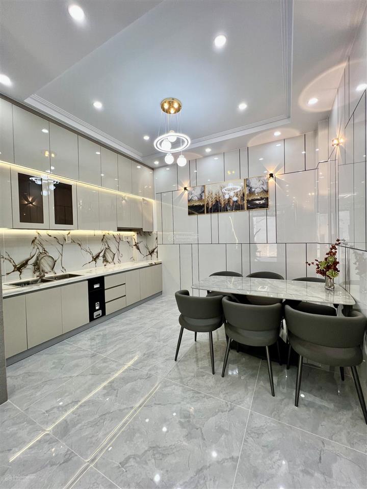 Nhà xây mới 3 tầng gần trường tân trụ cách 1 căn ra mặt tiền 4m x 12m 4 phòng ngủ sẵn nội thất