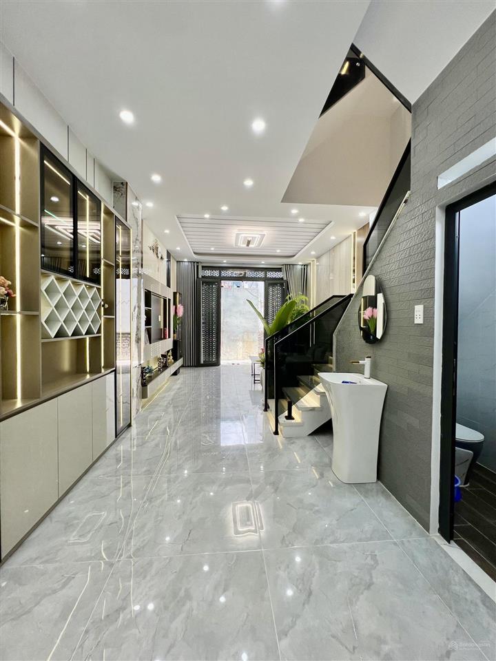 Nhà xây mới 3 tầng gần trường tân trụ cách 1 căn ra mặt tiền 4m x 12m 4 phòng ngủ sẵn nội thất