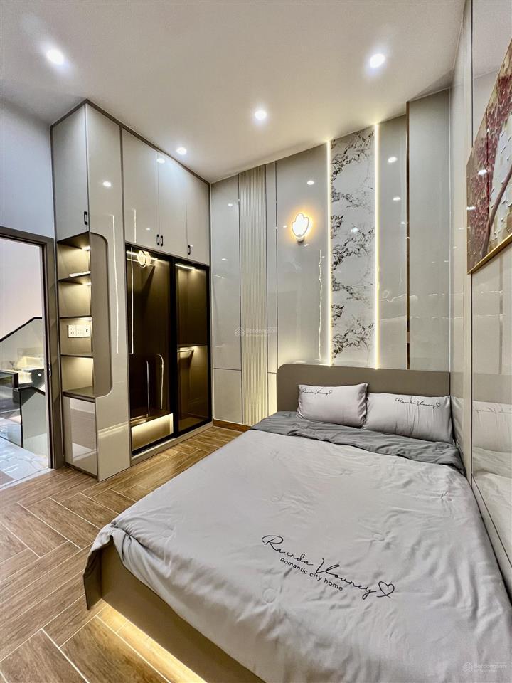 Nhà xây mới 3 tầng gần trường tân trụ cách 1 căn ra mặt tiền 4m x 12m 4 phòng ngủ sẵn nội thất