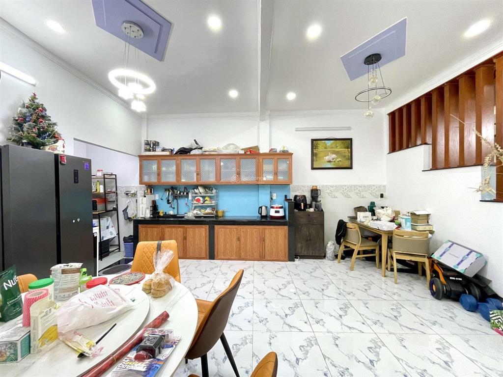 Sát vách emart phan huy ích, 4.9m x 12m nở hậu 5.4m, nhà 2 tầng còn mới về ở ngay, nhỉnh 6 tỷ