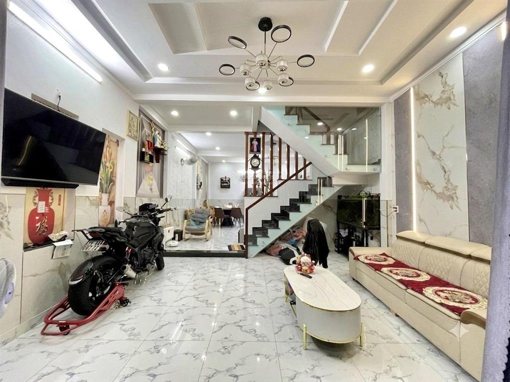 Sát vách emart phan huy ích, 4.9m x 12m nở hậu 5.4m, nhà 2 tầng còn mới về ở ngay, nhỉnh 6 tỷ