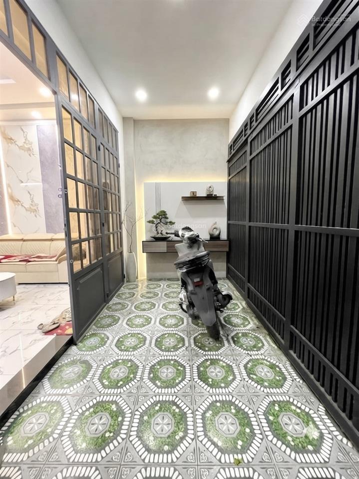 Sát vách emart phan huy ích, 4.9m x 12m nở hậu 5.4m, nhà 2 tầng còn mới về ở ngay, nhỉnh 6 tỷ