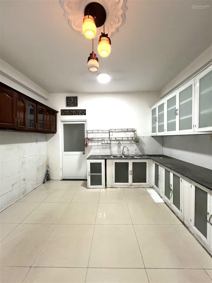 Oto ngủ nhà đường số 51 ngay trường lý thái tổ 4m x 17m 4 tầng có sân đậu oto 4 phòng ngủ ~100tr/m2