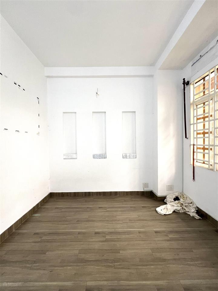 Oto ngủ nhà đường số 51 ngay trường lý thái tổ 4m x 17m 4 tầng có sân đậu oto 4 phòng ngủ ~100tr/m2
