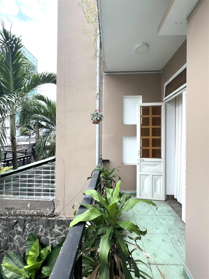 Oto ngủ nhà đường số 51 ngay trường lý thái tổ 4m x 17m 4 tầng có sân đậu oto 4 phòng ngủ ~100tr/m2