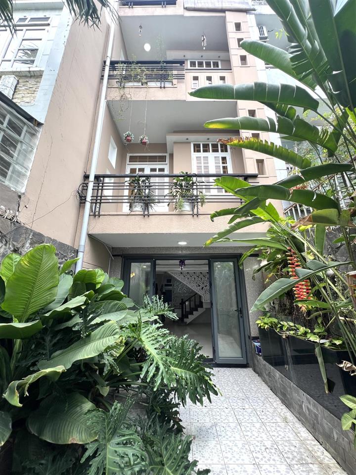 Oto ngủ nhà đường số 51 ngay trường lý thái tổ 4m x 17m 4 tầng có sân đậu oto 4 phòng ngủ ~100tr/m2