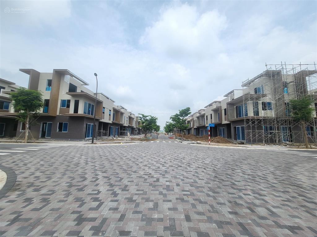 Cần bán nhà phố vườn 164m2, căn góc 2 mặt tiền view hồ bơi công viên, có nhà sẵn, 0909 425 ***