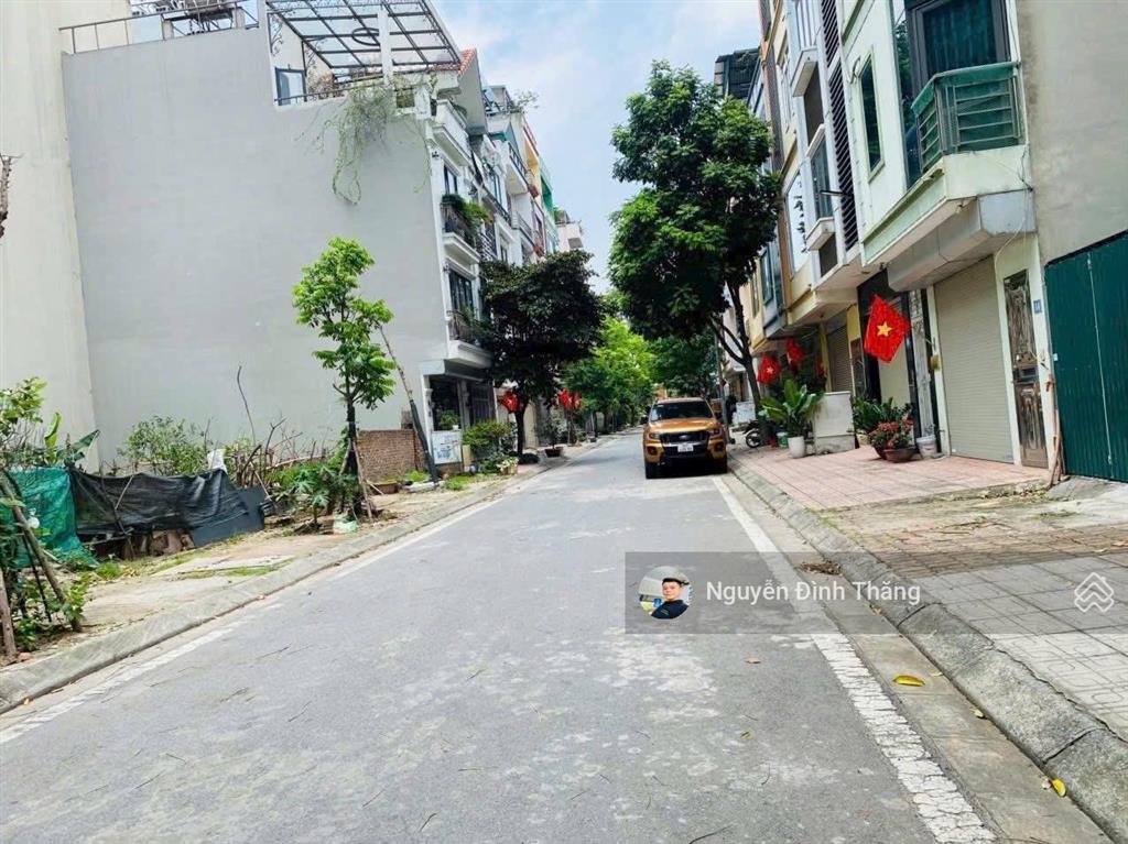 Bán 32.7m2 tái định cư trâu quỳ , gia lâm vỉa hè 2m đường rộng ô tô tránh giá siêu tốt