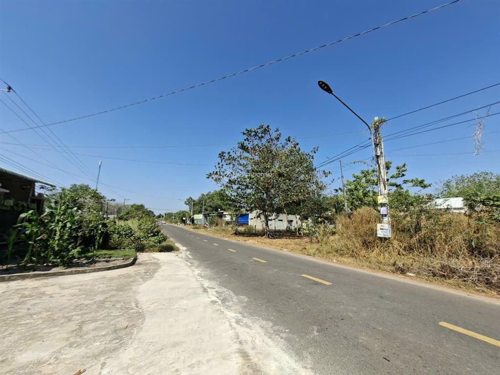Chính chủ gửi lô mặt tiền dh704 xã định an 10,5x117, 100m2 tc dân đông tiện kinh doanh. giá 1.75tỷ