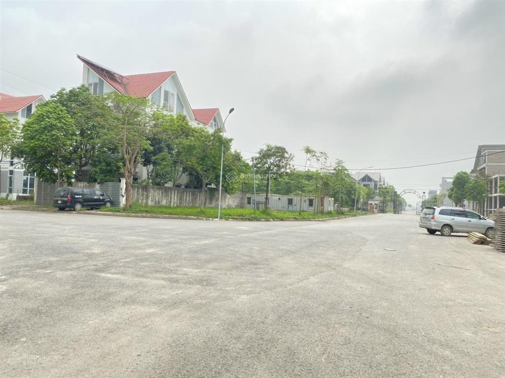 Hàng hiếm biệt thự 204m2 giữa khu đô thị. trục đường chính 13,5m. sổ hồng mới tinh