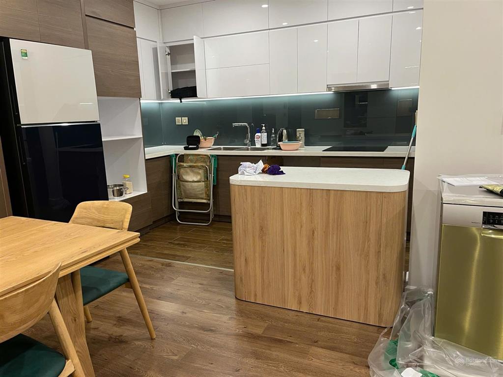 Chính chủ bán căn 3pn tầng trung, hướng nam view biệt thự,full nội thất cao cấp, sẵn sổ đỏ sang tên
