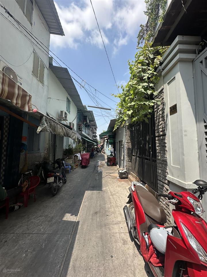 Nhà chính chủ cần bán tại phạm hùng ngay hồ bơi hoà bình