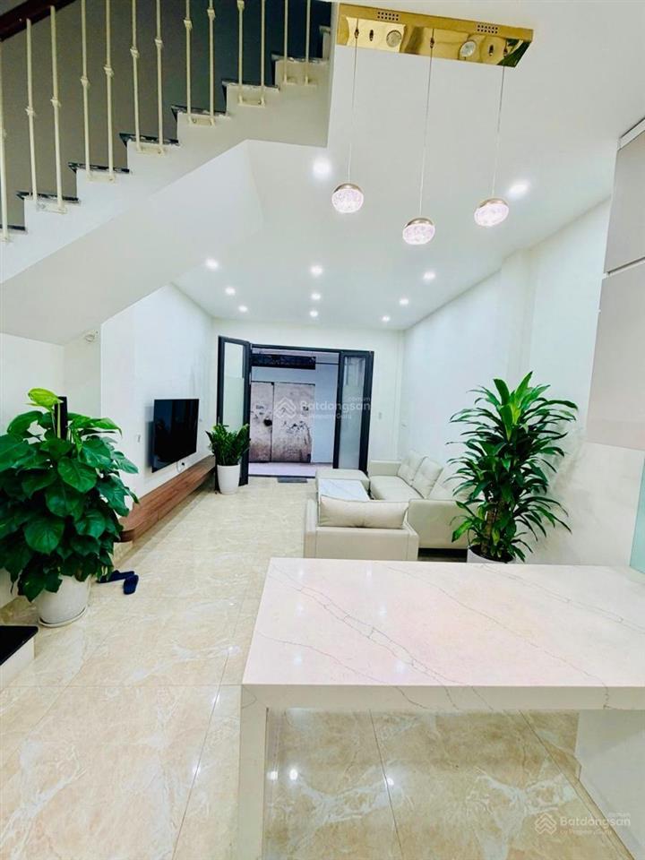 Nhà đẹp ở ngay5 tầng ngõ sh quay đầu  mặt ngõ thông full nội thất ô tô đỗ cổng  giá gần 9 tỷ