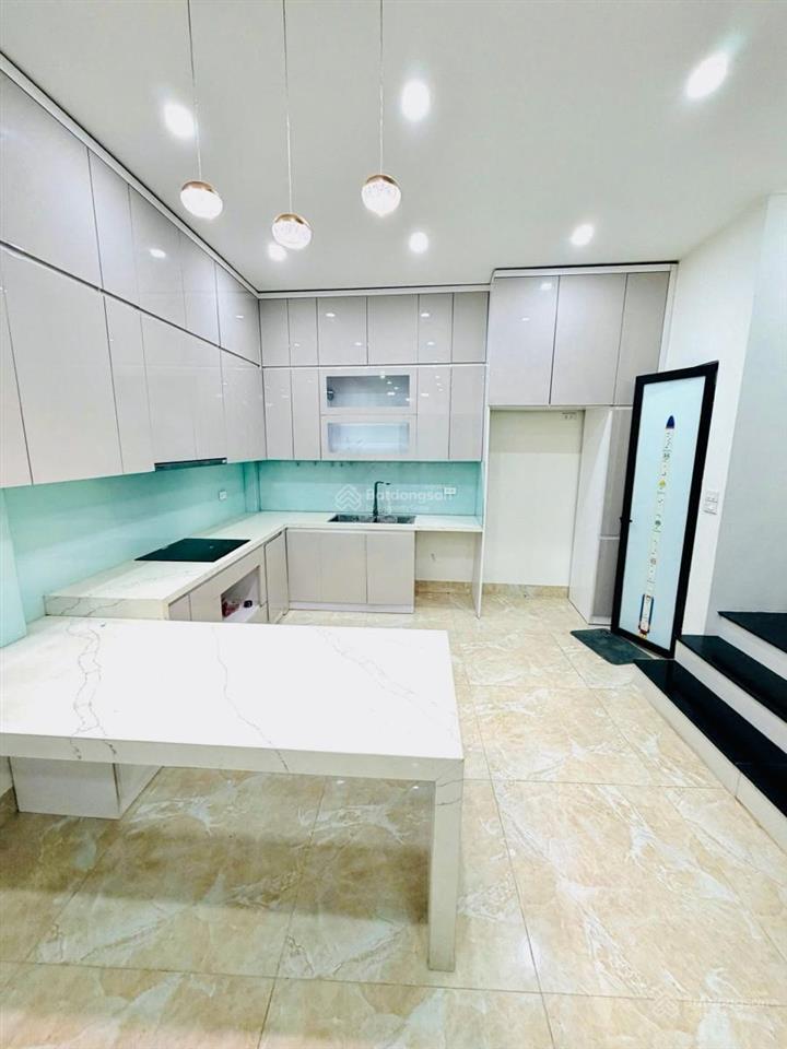 Nhà đẹp ở ngay5 tầng ngõ sh quay đầu  mặt ngõ thông full nội thất ô tô đỗ cổng  giá gần 9 tỷ