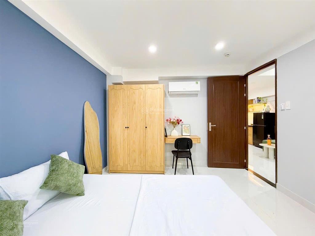 Cho thuê 2pn ban công 50m2 ngay phố ẩm thực phan xích long  ngã tư phú nhuận  trường đại học ufm