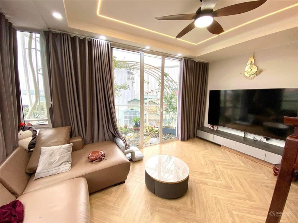 Bán chdv phố đội cấn diện tích 95m², mặt tiền 7,8m 7 tầng thang máy, dòng tiền 100tr/tháng