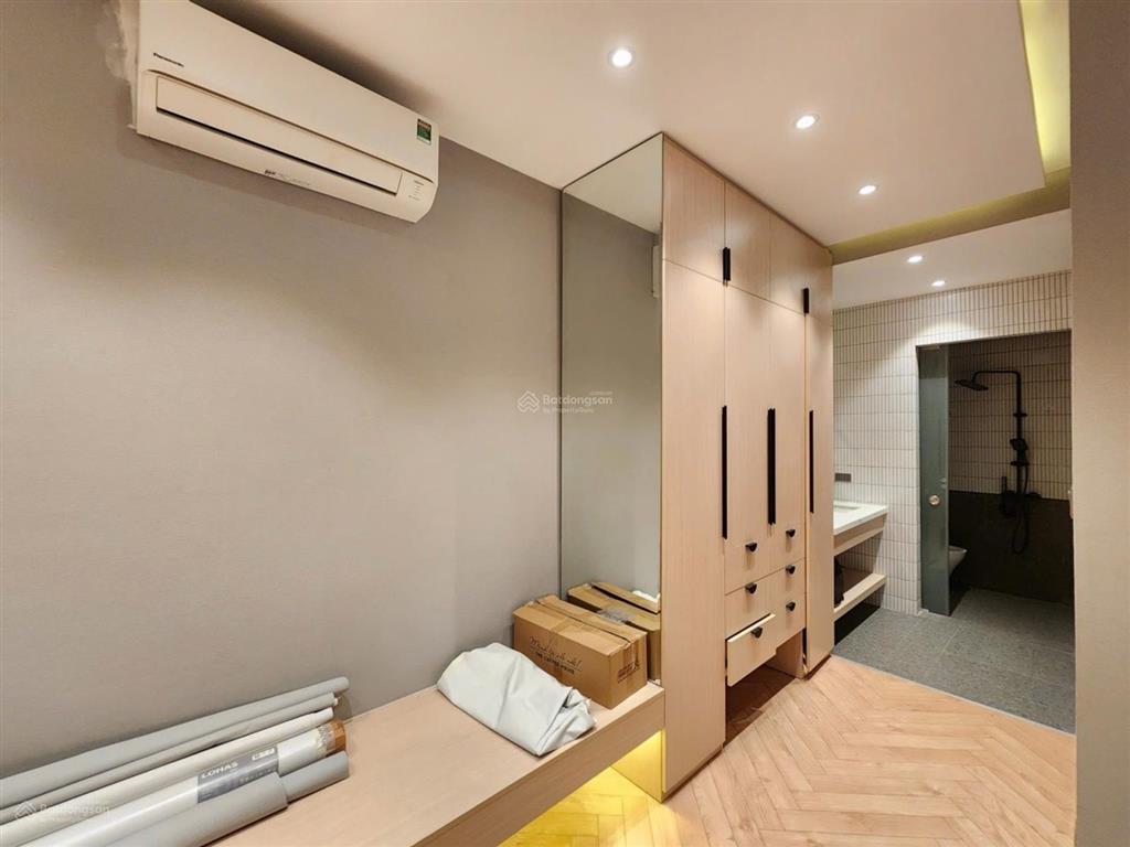 Bán nhà lạc long quân, gần hồ tây, nhà đẹp thang máy, lô góc mặt tiền rộng chỉ 21 tỷ