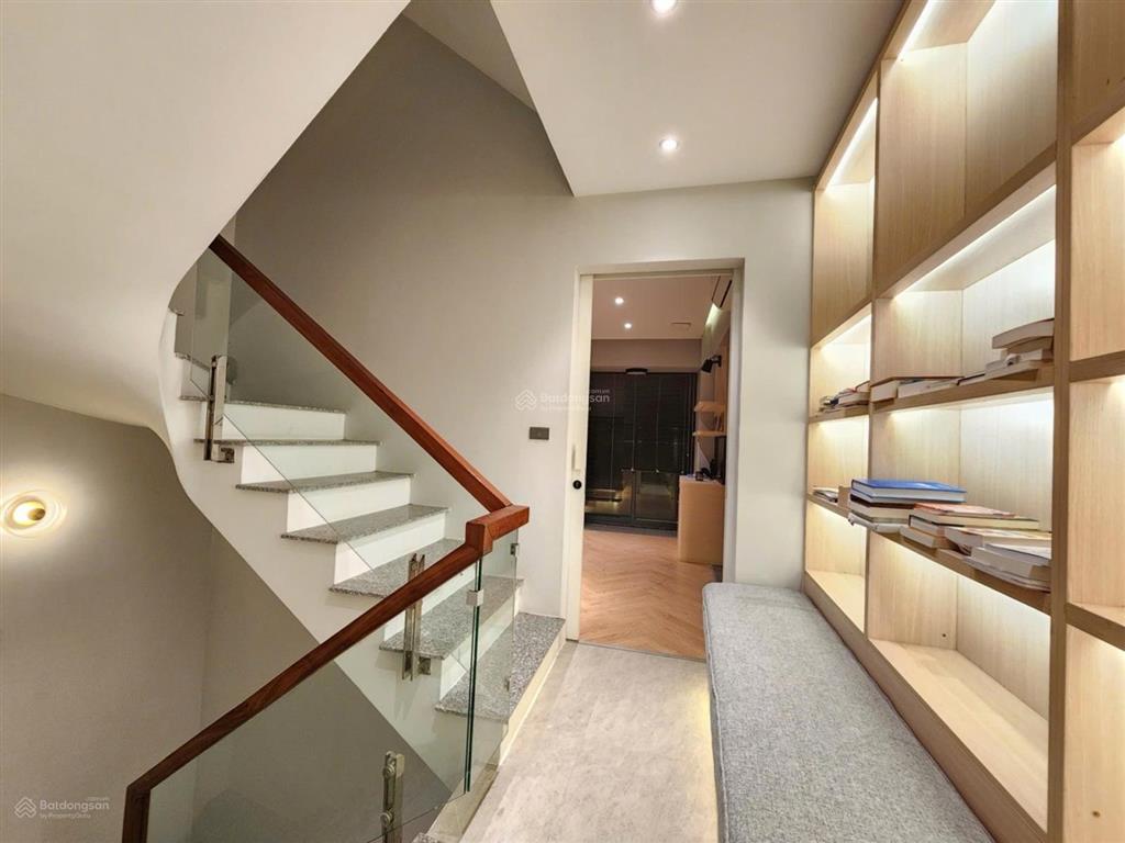 Bán nhà lạc long quân, gần hồ tây, nhà đẹp thang máy, lô góc mặt tiền rộng chỉ 21 tỷ