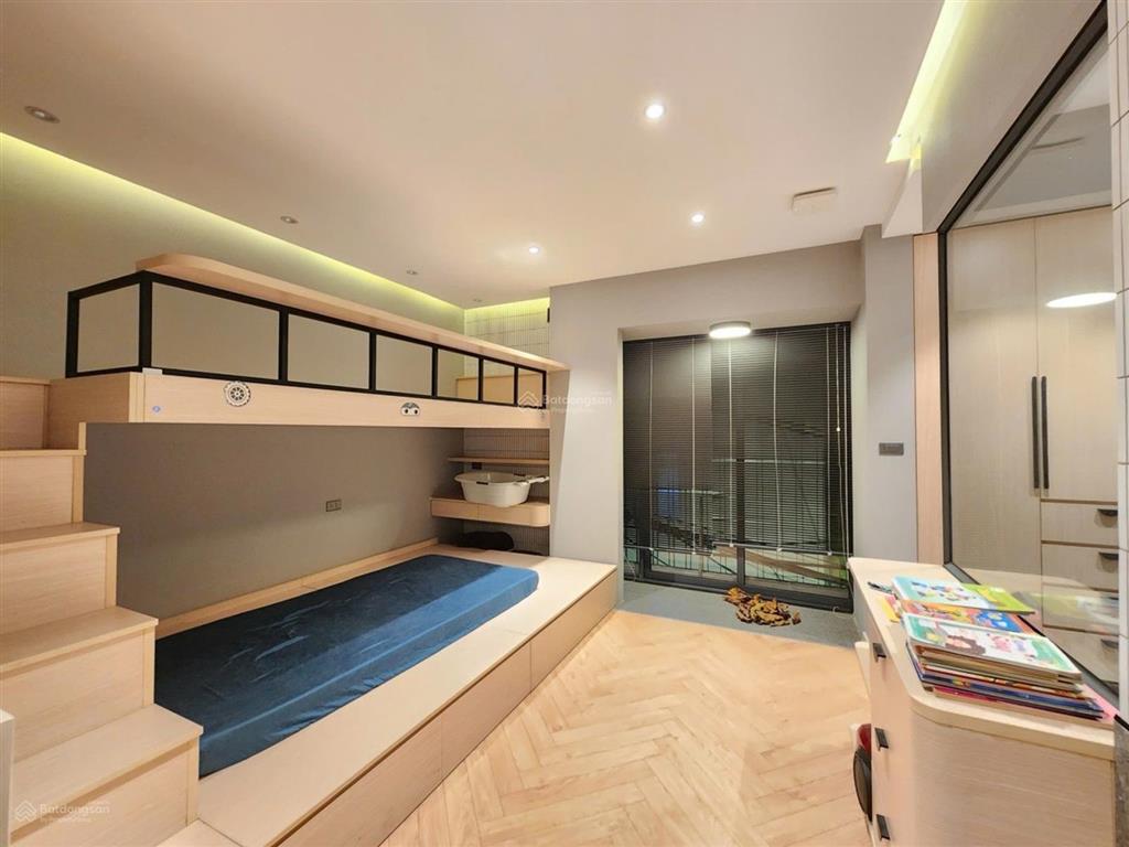 Bán nhà lạc long quân, gần hồ tây, nhà đẹp thang máy, lô góc mặt tiền rộng chỉ 21 tỷ