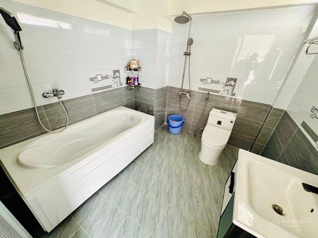 Bán gấp căn nhà tự xây tâm huyết, kdc cao tầng, 96m2, đường 10m, 5pn, phù hợp đại gia đình
