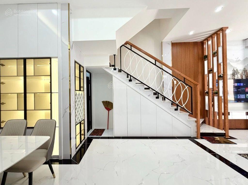 Cạnh đh công nghiệp, nhà mới 4 tầng hxh 7 chỗ ngủ trong nhà, full nội thất, chỉ 9.5 tỷ