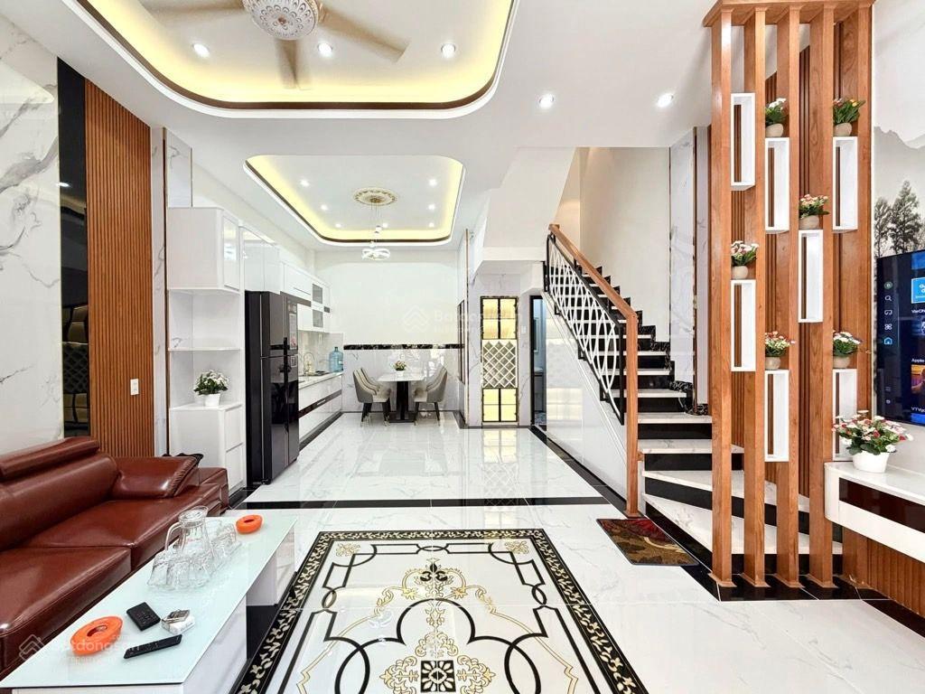 Cạnh đh công nghiệp, nhà mới 4 tầng hxh 7 chỗ ngủ trong nhà, full nội thất, chỉ 9.5 tỷ