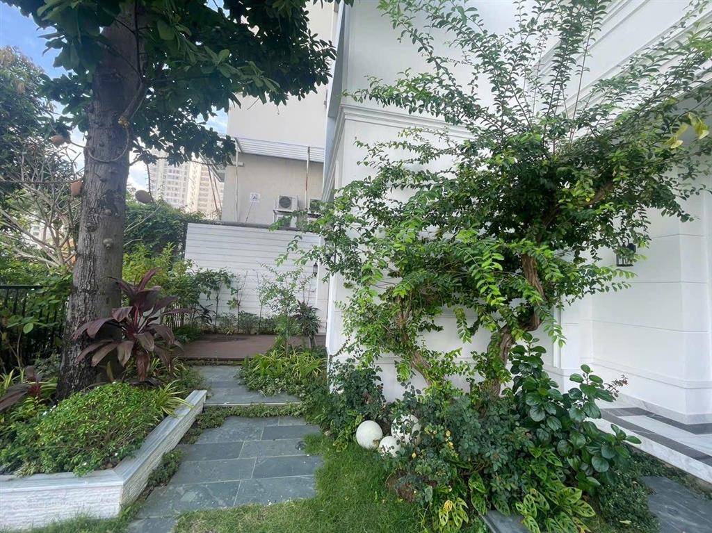 Cho thuê biệt thự phú mỹ hưng, có hai sân vườn, penthouse dưới đất, phòng khách siêu rộng, 4pn, 4wc