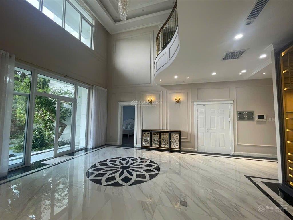 Cho thuê biệt thự phú mỹ hưng, có hai sân vườn, penthouse dưới đất, phòng khách siêu rộng, 4pn, 4wc