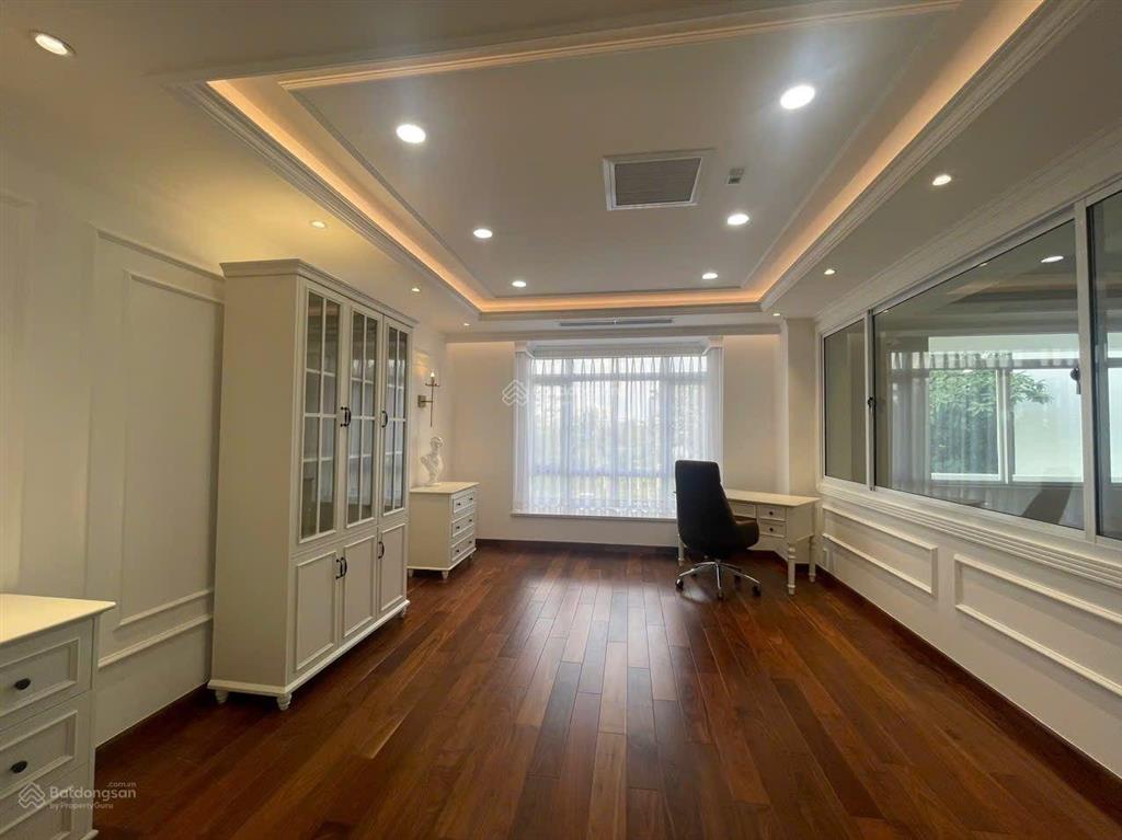 Cho thuê biệt thự phú mỹ hưng, có hai sân vườn, penthouse dưới đất, phòng khách siêu rộng, 4pn, 4wc