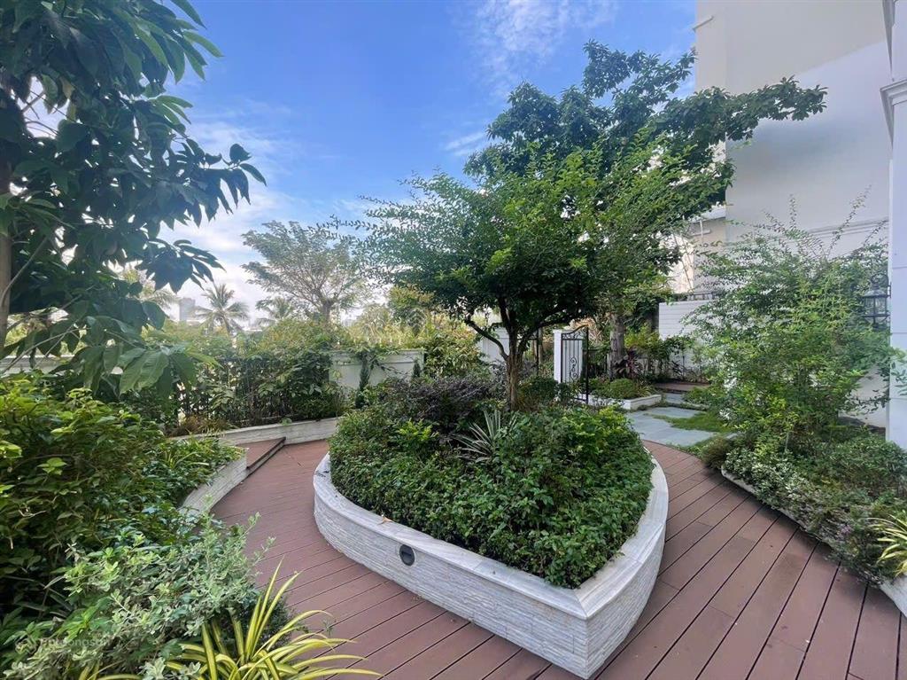 Cho thuê biệt thự phú mỹ hưng, có hai sân vườn, penthouse dưới đất, phòng khách siêu rộng, 4pn, 4wc
