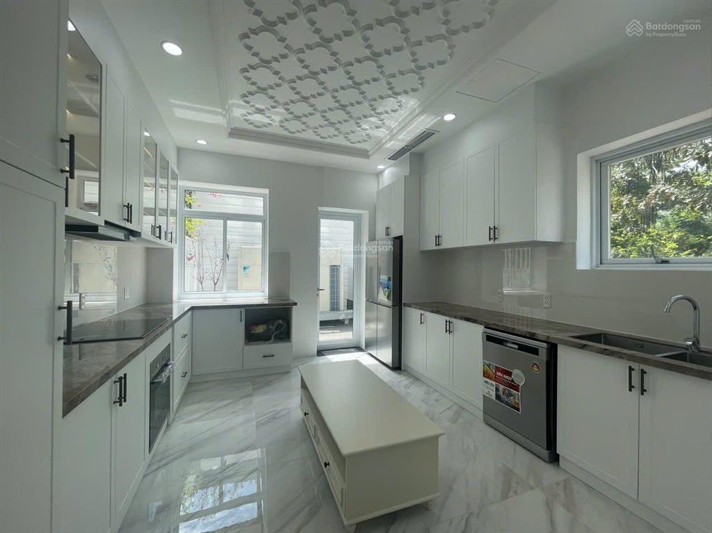 Cho thuê biệt thự phú mỹ hưng, có hai sân vườn, penthouse dưới đất, phòng khách siêu rộng, 4pn, 4wc