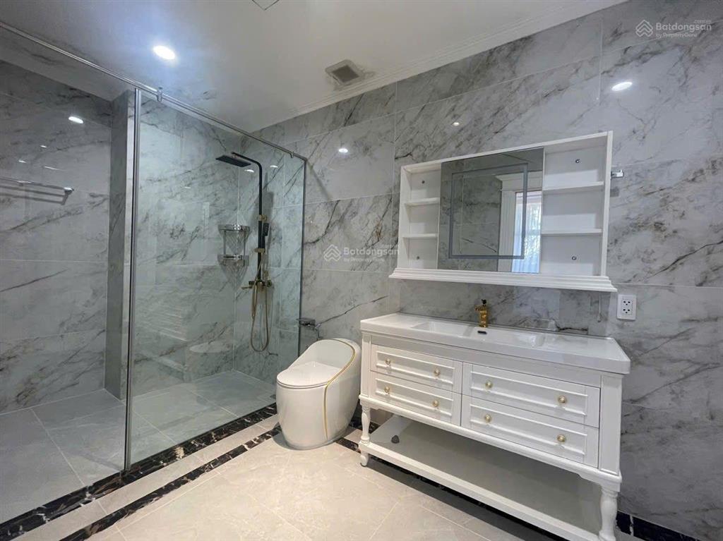 Cho thuê biệt thự phú mỹ hưng, có hai sân vườn, penthouse dưới đất, phòng khách siêu rộng, 4pn, 4wc