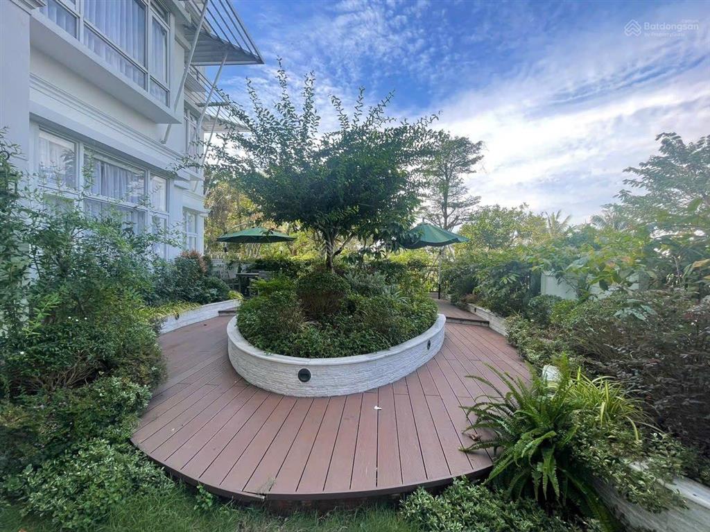 Cho thuê biệt thự phú mỹ hưng, có hai sân vườn, penthouse dưới đất, phòng khách siêu rộng, 4pn, 4wc