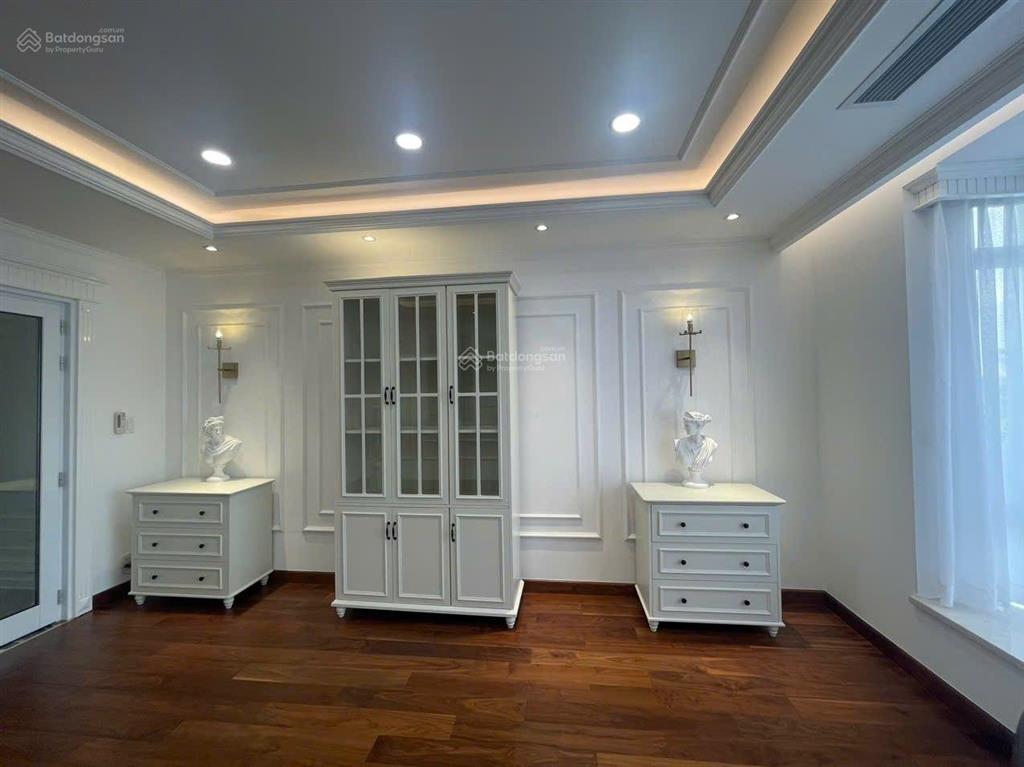 Cho thuê biệt thự phú mỹ hưng, có hai sân vườn, penthouse dưới đất, phòng khách siêu rộng, 4pn, 4wc