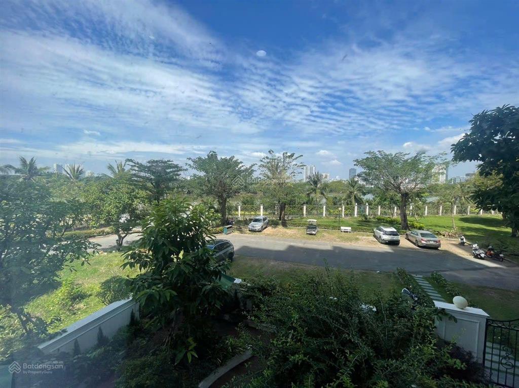 Cho thuê biệt thự phú mỹ hưng, có hai sân vườn, penthouse dưới đất, phòng khách siêu rộng, 4pn, 4wc
