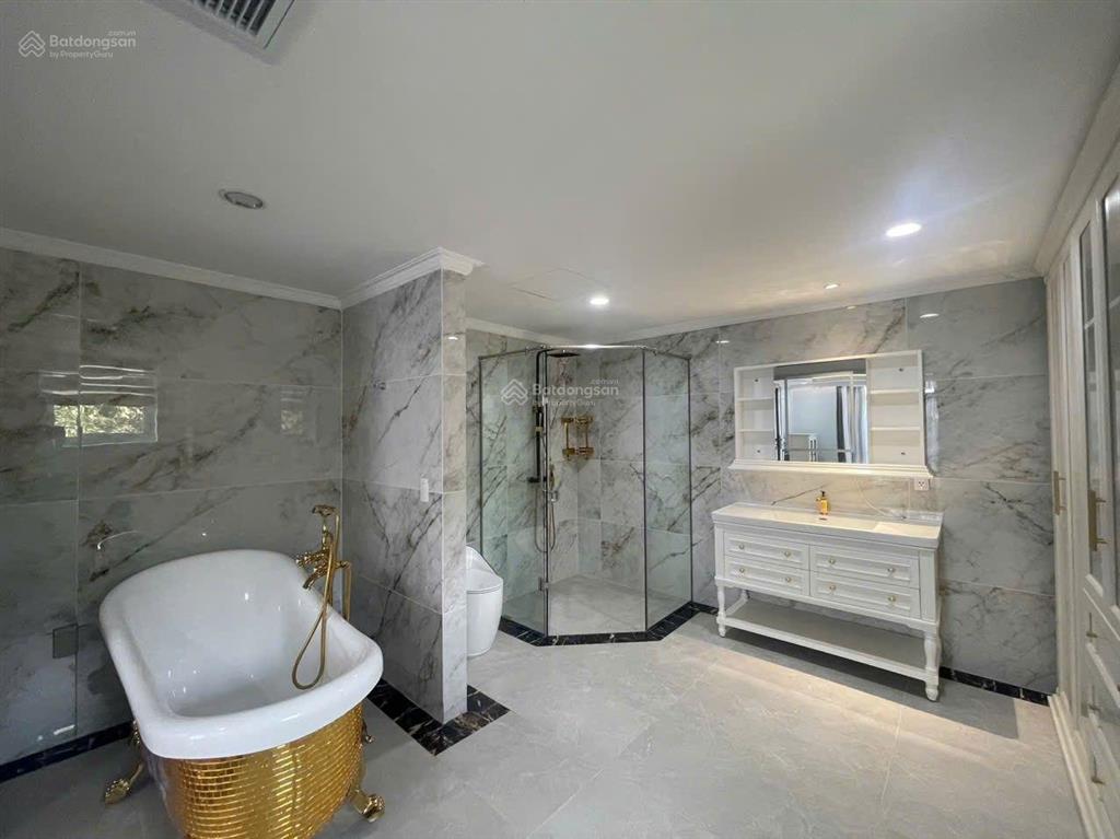 Cho thuê biệt thự phú mỹ hưng, có hai sân vườn, penthouse dưới đất, phòng khách siêu rộng, 4pn, 4wc