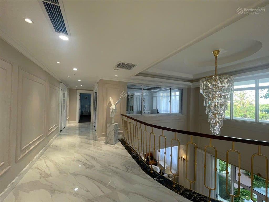 Cho thuê biệt thự phú mỹ hưng, có hai sân vườn, penthouse dưới đất, phòng khách siêu rộng, 4pn, 4wc