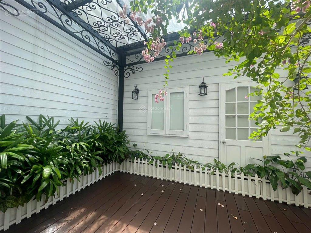 Cho thuê biệt thự phú mỹ hưng, có hai sân vườn, penthouse dưới đất, phòng khách siêu rộng, 4pn, 4wc