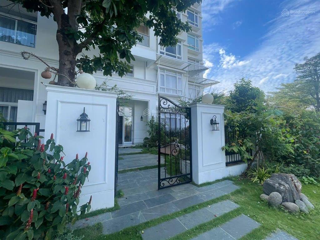 Cho thuê biệt thự phú mỹ hưng, có hai sân vườn, penthouse dưới đất, phòng khách siêu rộng, 4pn, 4wc