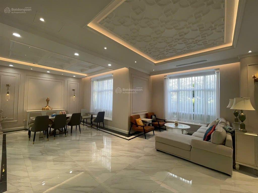 Cho thuê biệt thự phú mỹ hưng, có hai sân vườn, penthouse dưới đất, phòng khách siêu rộng, 4pn, 4wc