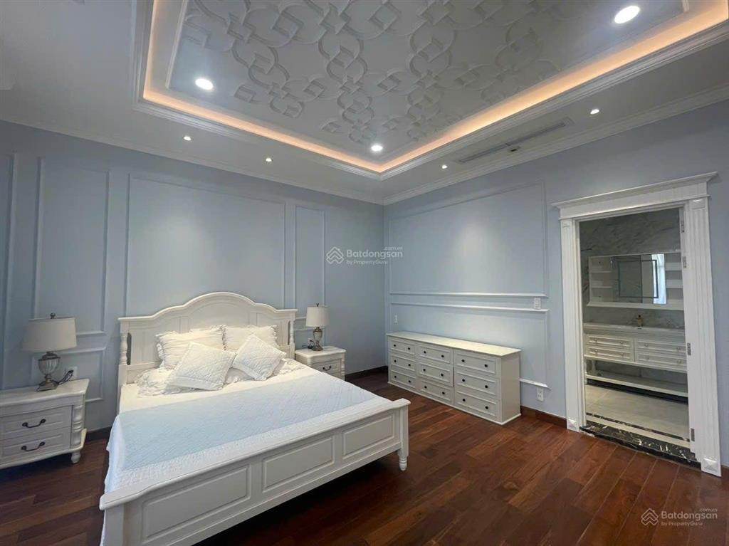 Cho thuê biệt thự phú mỹ hưng, có hai sân vườn, penthouse dưới đất, phòng khách siêu rộng, 4pn, 4wc