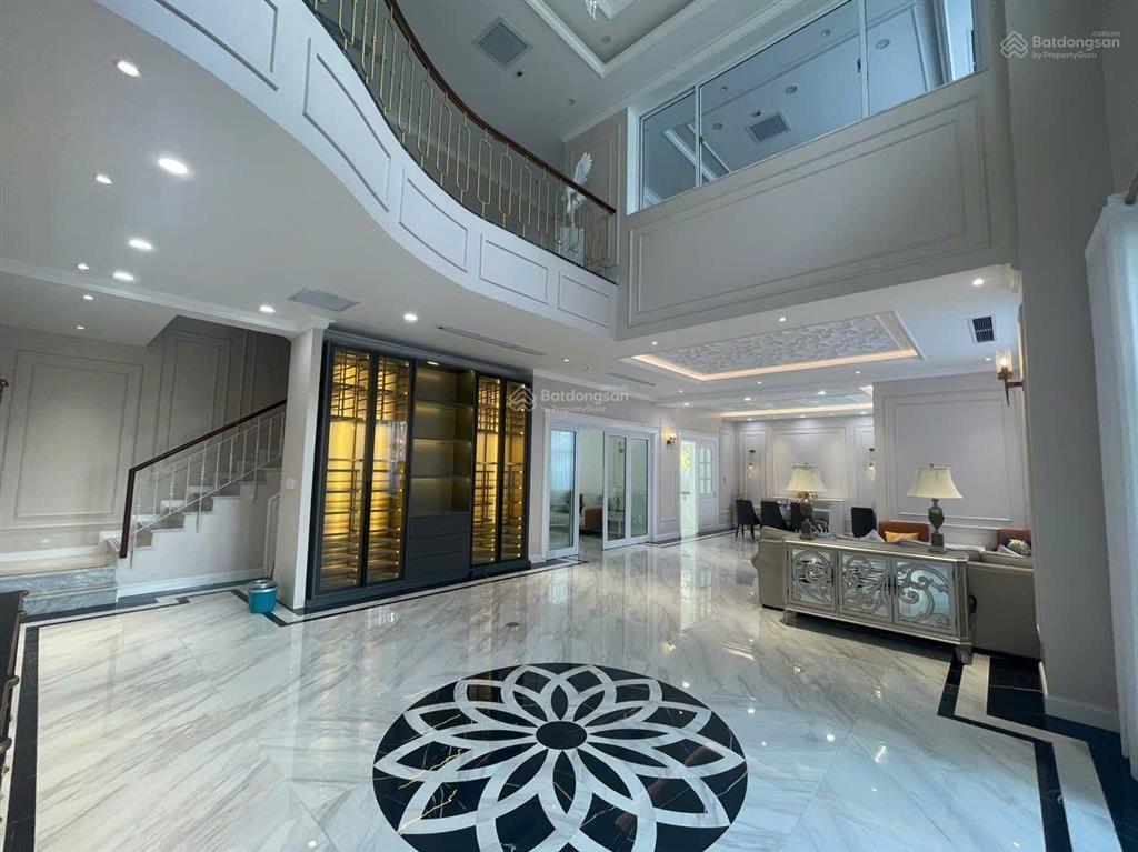 Cho thuê biệt thự phú mỹ hưng, có hai sân vườn, penthouse dưới đất, phòng khách siêu rộng, 4pn, 4wc