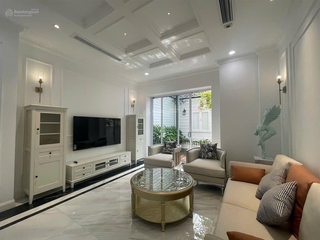 Cho thuê biệt thự phú mỹ hưng, có hai sân vườn, penthouse dưới đất, phòng khách siêu rộng, 4pn, 4wc
